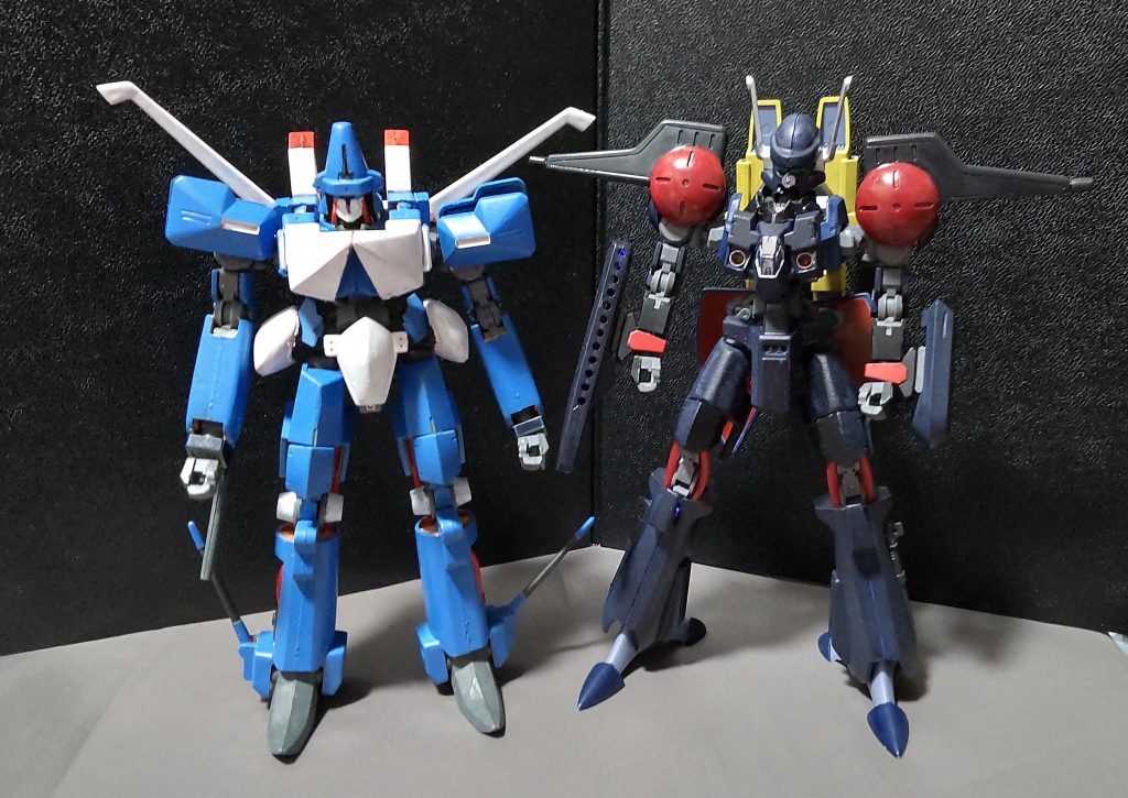 ギャブレーの愛機でもあるバッシュと並べてみる。因みにギャブレーが搭乗したHMはアローン、グライア、バルブド、バッシュ、アトール、グルーン、アシュラテンプル、アモンデュールスタック(試運転のみ)とZガンダムのジェリド・メサも顔負けのラインナップとなっている。