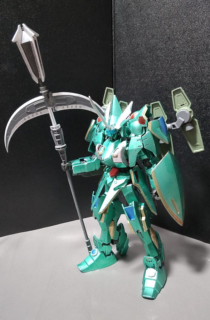 改造点について・胸部は元々装備されている追加装甲にグリムゲルデの装甲を追加しました。・腰部の装甲はWAVEプラモのエンゲージオクターバーSR1の余剰パーツを使用しています。・脚部はグレイズの装甲（脛、肩）とウヴァルの装甲の一部を使用。・脚の前部は旧HGのギャンを使用。・肩部はバルバトス第6形態に余剰となるバルバトス本来の肩アーマーを追加し、更にブリッツガンダムの脚のつま先を付けました。（可動ギミックあり）