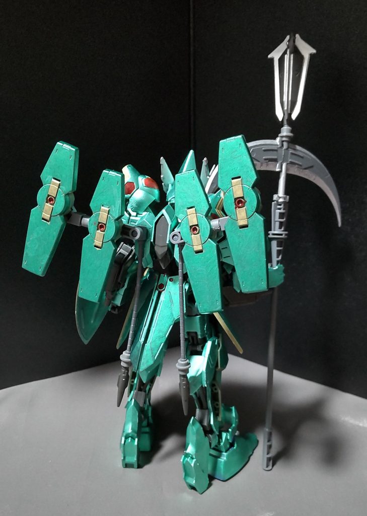 リアビュー・バックパックには毎度お馴染みのグレイズブースターを使用。更にワイヤーを追加し先端にミサイルをセットしています。・腰部のリアアーマーにグリムゲルデのを接着してます。