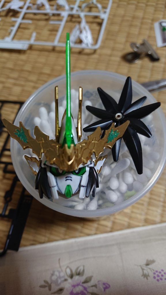 途中髪が折れるというアクシデント。アンテナの龍の模様は苦労しました。