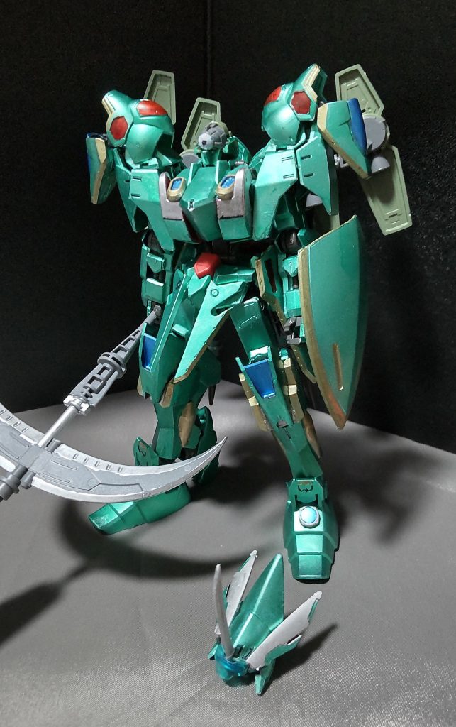 因みにこの兜は脱着可能です。……頭部もガンダムだと思った？実はグレイズだったのだよ。……目玉だとクリーチャー感が出るな。