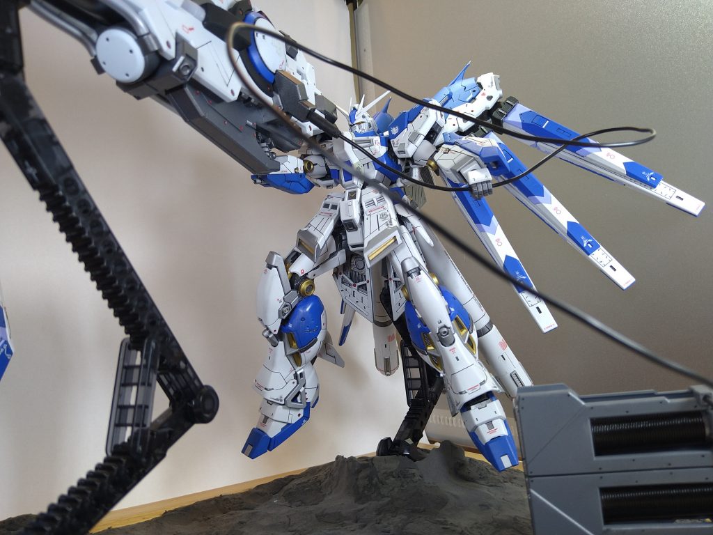 そして、今回初挑戦したのが、ジオラマ。きっかけは、プレバンで購入したハイパー・メガ・バズーカ・ランチャーに付いていたベース。このベースで、本機とランチャーをそのまま飾っても味気ないので、スーパーロボット大戦のあるワンシーンを再現出来ないか?と思い付き、ネットで調べると100円均一の素材でジオラマが出来ると知り、初挑戦してみました😅。