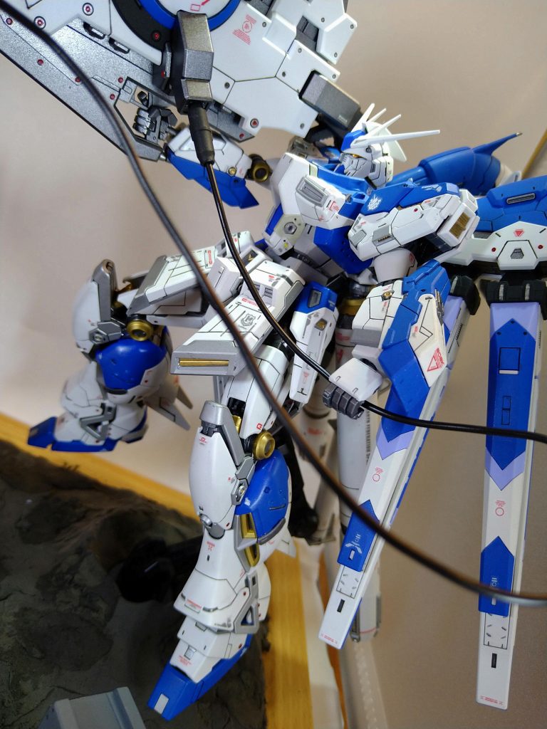 後で説明しますが、ワイヤーを伸ばしています。