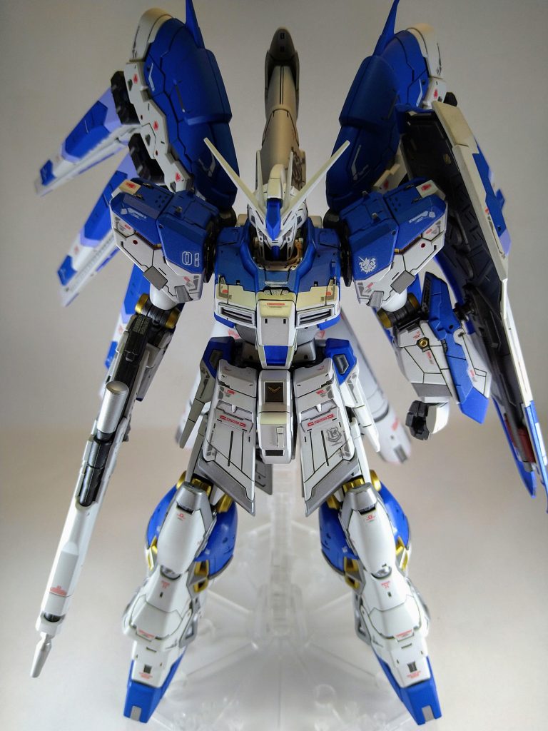 個人的に、MSは情報量が多い機体が好みなので、スジ彫りとデカールで情報量を増やしてます。