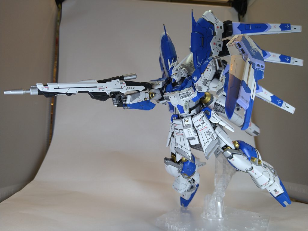 画像が暗くてスミマセン😅。他のモデラーさんの作品で、Hi-νを紫色に変更されている方々が多くみられますが、紫色も無茶苦茶カッコいいですよね。ただ、個人的にはアムロは