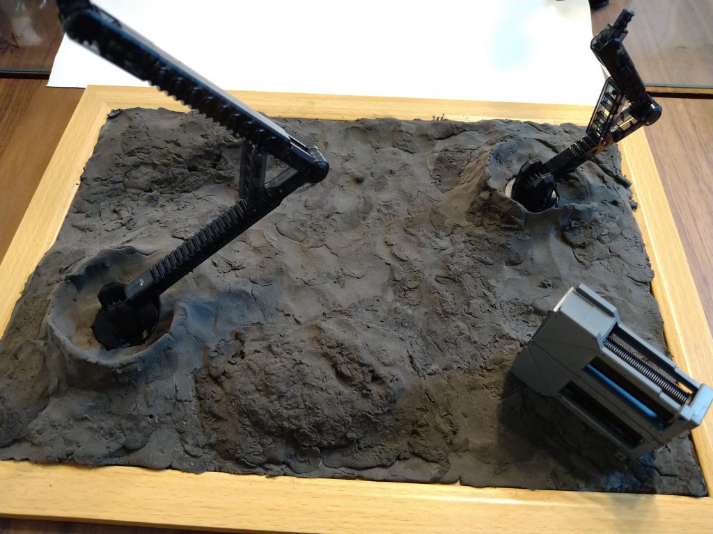 今回、初挑戦したのがジオラマ作成。と、言っても簡単なジオラマもどきですが、Nゲージのジオラマ作成を参考にして、100均のDAISOさんで買える素材だけで作りました。素材は額縁と紙粘土ですが、小惑星をイメージして作りました。出来は全然ですが、まぁまぁイメージしてたシーンを再現出来たかな?と、自己満足してます😅