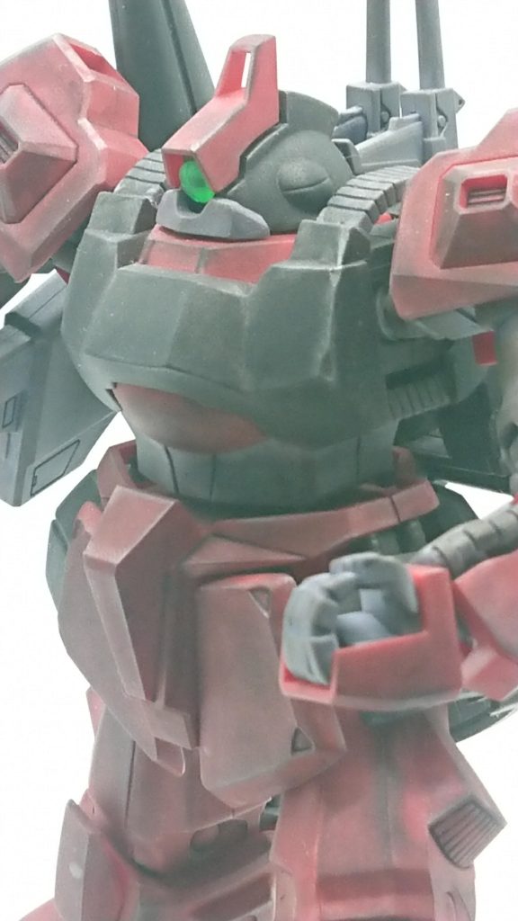 全身汚れてるのにモノアイだけキラキラだと違和感があると思ったのでせっかくのクリアパーツですがつや消ししてます。後頭部のパイプの紛失が目立つ……