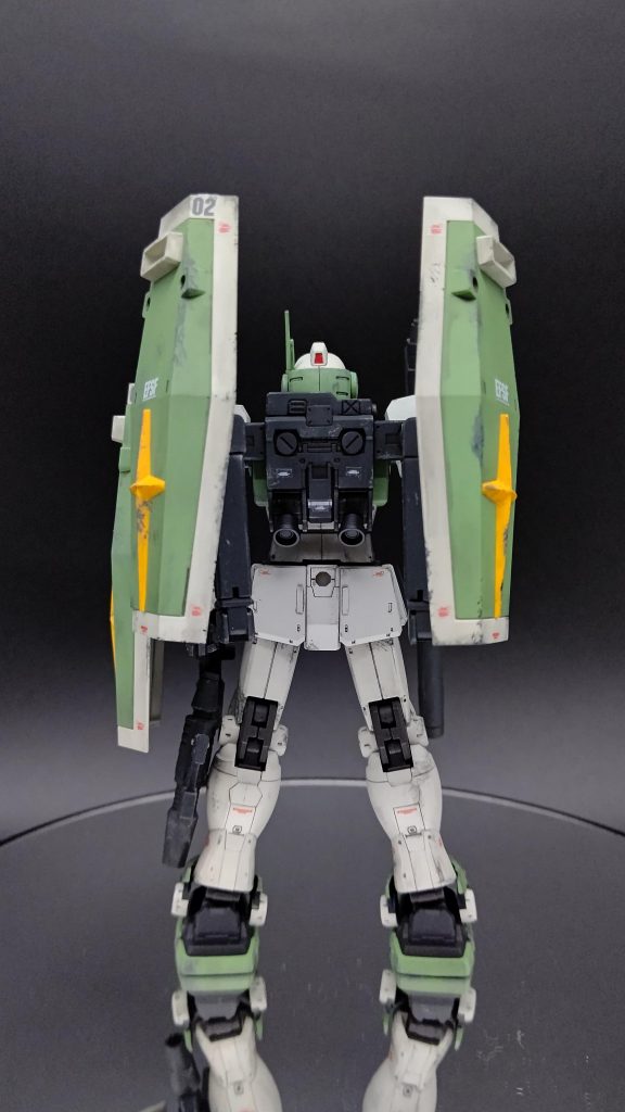 リアビュー　バックパック上部にはサブアーム用のパワーユニットを追加。