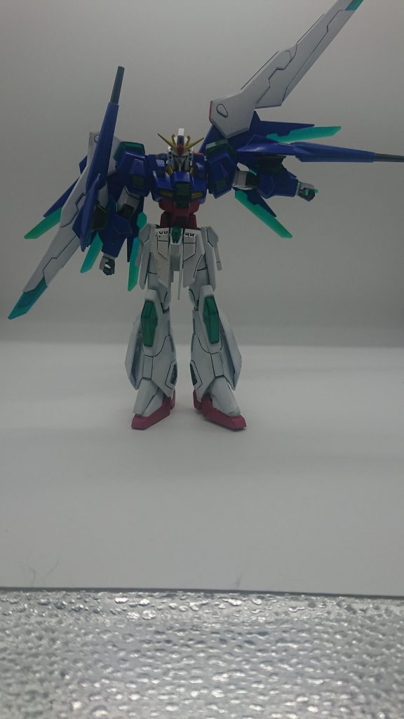 片翼展開してカッコいいポーズ。暗い…