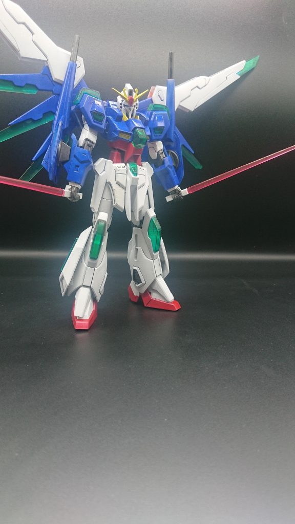 ダブルビームサーベル抜刀。クリアパーツはGNコンデンサーをイメージしました。ダブルオー系統をイメージしましたが、実際はZガンダムに先祖返りしたような印象ですね。