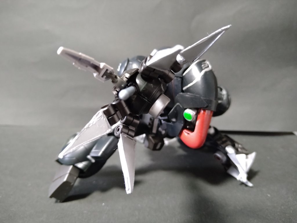 ツメで掴み、内蔵の杭を打ち付けるという近接特化振り。換装でビーム砲として使用も可能