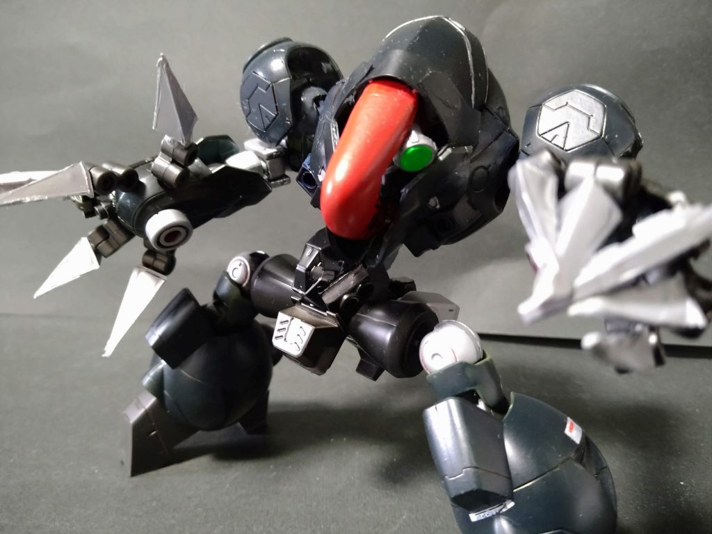 全体的に丸い体型に鋭いツメというアンバランスな感じ