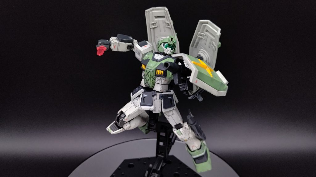 シールドを背部に配置すれば格闘戦も問題なく可能に