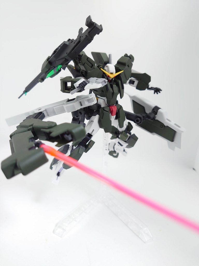 ミニシールド&シールドサーベル右側、シールドサーベルシールド内部にビーム発生装置が有り、ビームガン&ビームサーベルを使用可能としている。サブアームのおかげで伸縮性がある左側、ミニシールド肩に装備しているシールドを砲撃台として使用する際に代わりのシールドとしての役目がある取り回しが良いが防御面が狭い為、パイロットの技量が試される