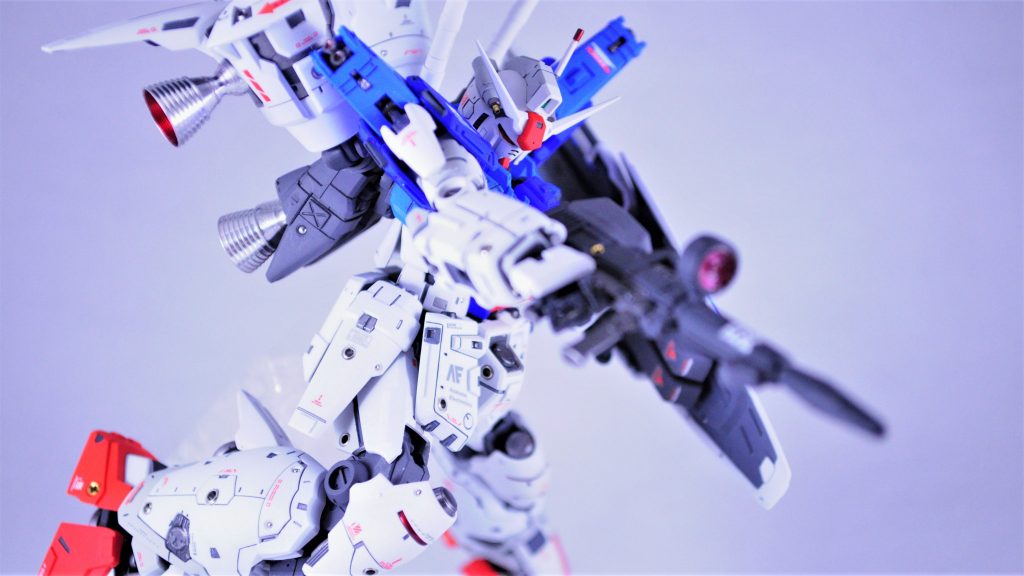 普段はHGばかりで、不慣れなRGの製作となりましたが、シャープ化などが不要だったり、モールドもバッチリ入ってるので新たに掘ってやることもなく、楽ができるポイントも多いことを知ることができました。ほんとに好きな機体ならまた時々手を付けたいですね。