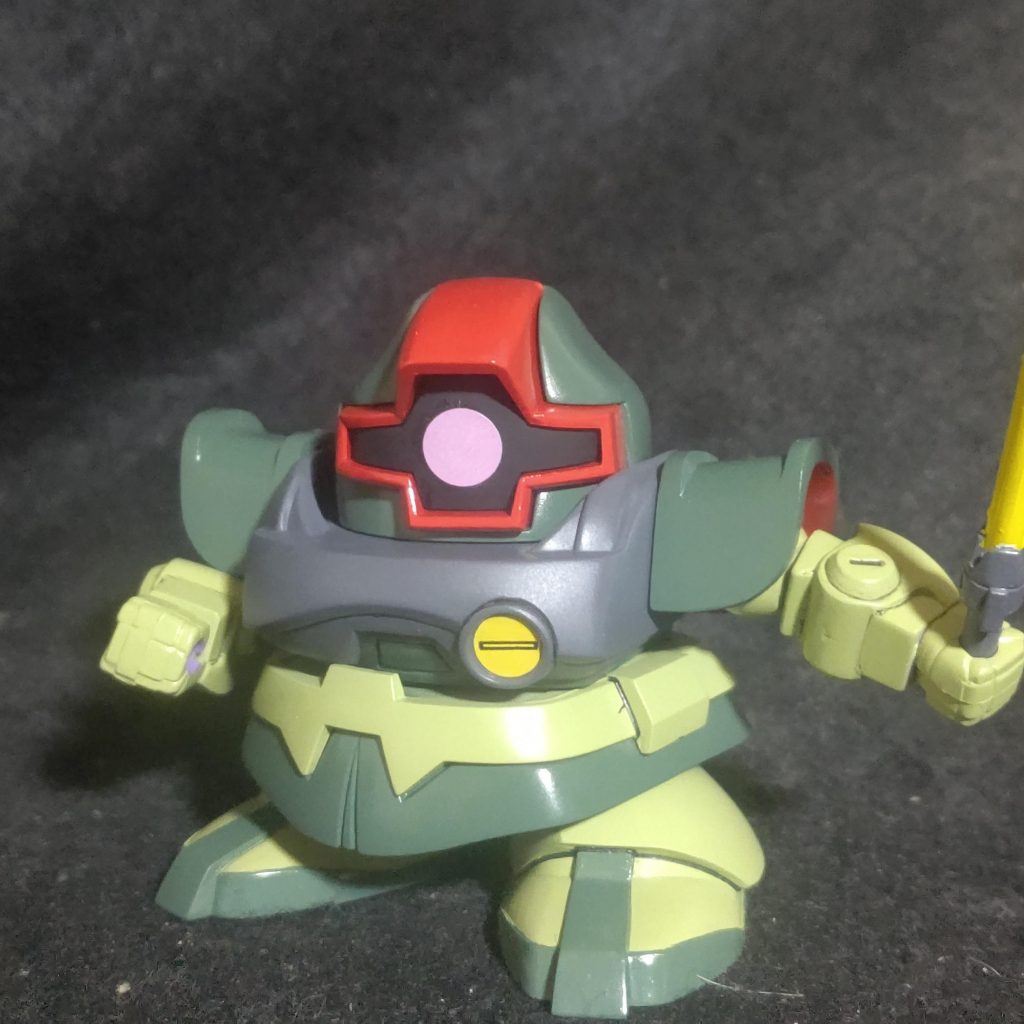 腕関節に アルミ線いれたので格闘ポーズとれます  このフュンフ知ったのわ ジオニックフロントでわなく0083カードビルダーだった鍔迫り合いを仕込んで 格闘したらヒートソードが 出ない 悲しい思い出  