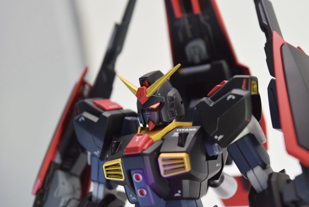 首を１ｍｍ延長、悪人面にする為、庇を0.3ｍ。口も少し延長して尖らせました。蛍光塗料で一応メインカメラが光りますが、すんごいわかりにくいですね。