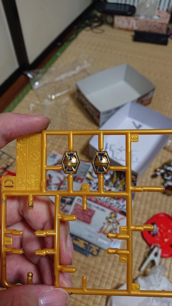 サイドスカートの鈴模様を塗装したところです。