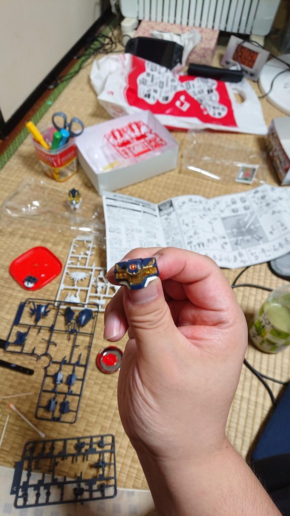 胸のエンブレムをつまようじ塗装したところです。