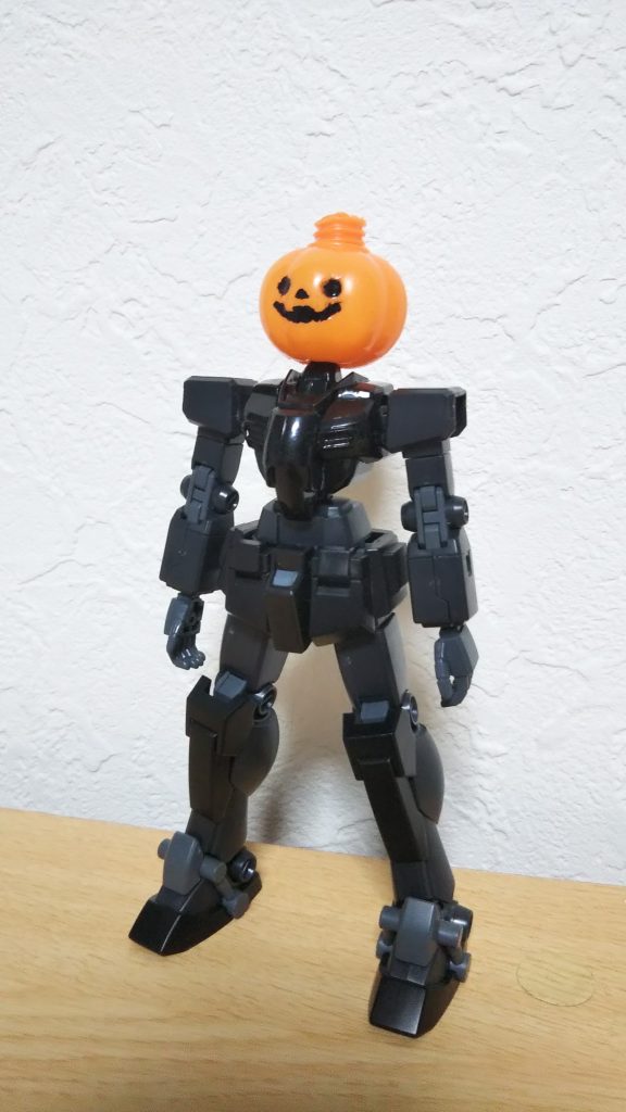 頭部のカボチャはセリアで購入したカボチャのオーナメント胴体は以前ファイバードを制作した時に余ったガードフレームの胴体腕と下半身はブラックウォーリアを使用しています。