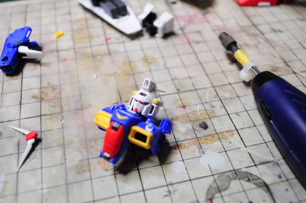 頭部バルカンのメタルパーツ埋め込みは割れやしないかとヒヤヒヤしましたが、案外なんてこともなく。イイカンジに収まってくれました。