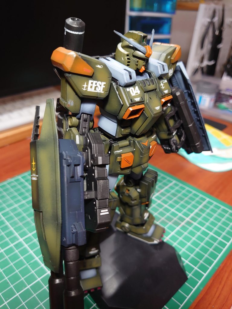 右からその2肩アーマーの角を小型化し、側面がスカスカだったので、ここもパーツ流用でそれっぽく