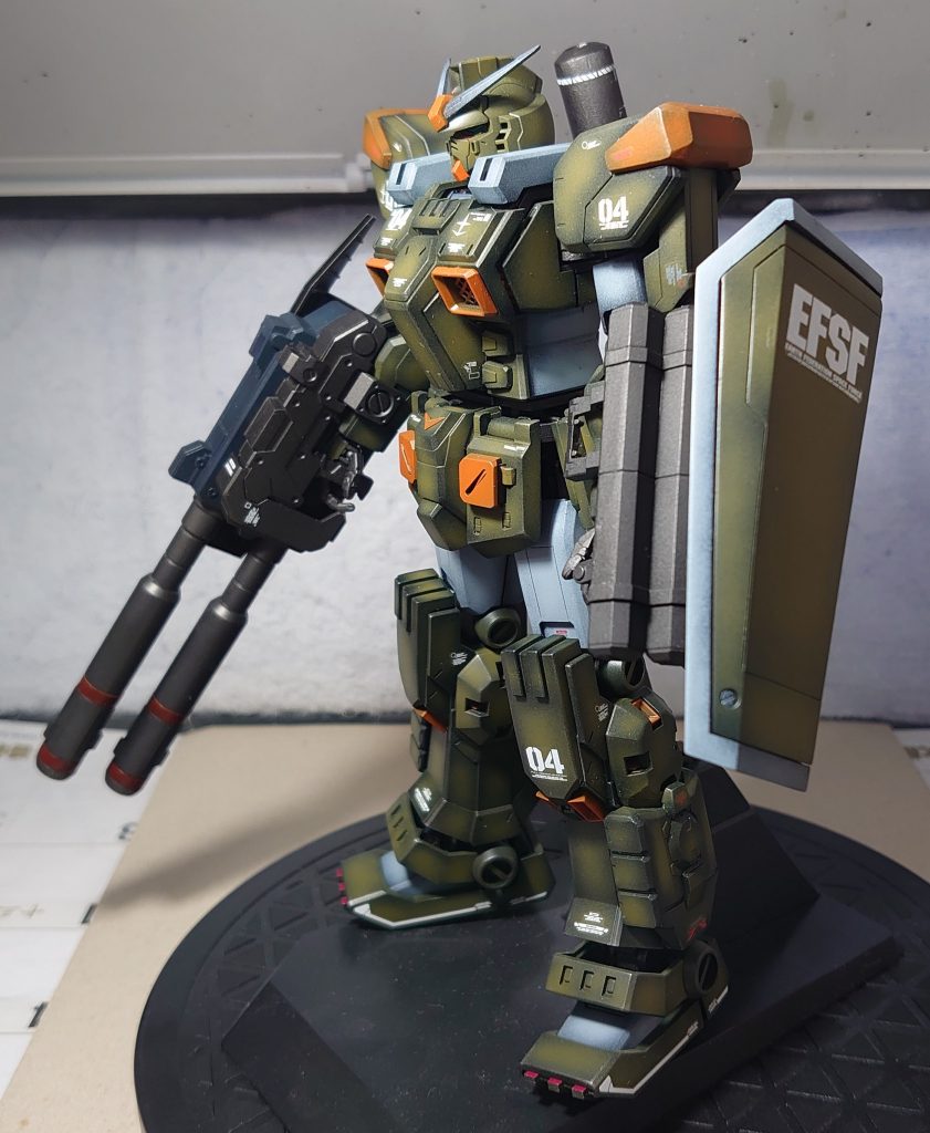 左からシールドは小型化して、枠(白い部分)上部はプラ板積層から削りました