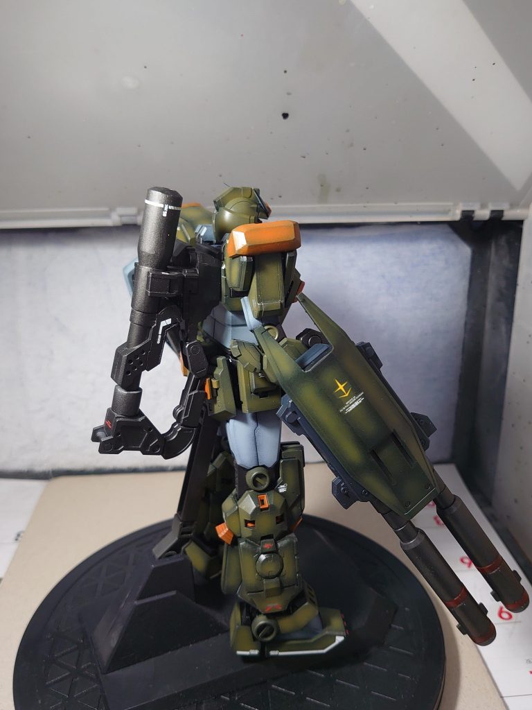 右から脚部アーマー下部はパーツ流用でそれっぽく追加しました