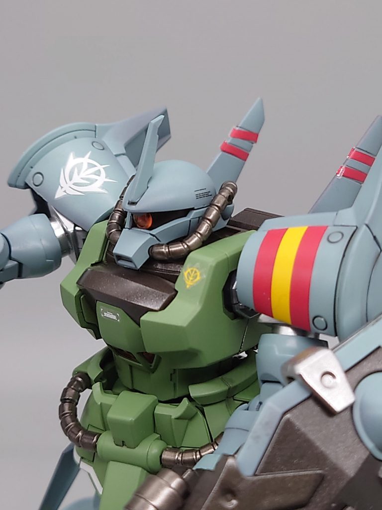 付属デカールを一生懸命貼りましたが、背中ブースターの羽みたいなパーツの赤い二本線のデカールの端っこが、ペラペラめくれて上手くカットできてないのが2つ目の失敗ポイント　誰かうまい方法しりませんかね？（汗）