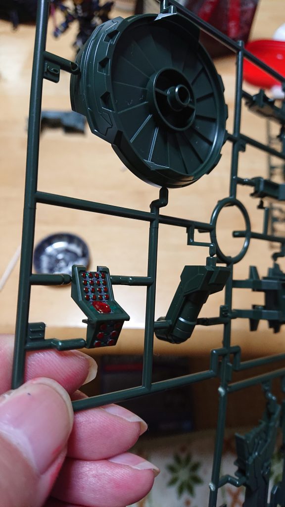 ミサイルポッドの塗りわけはつまようじと筆でやりました。一番難しかったです。