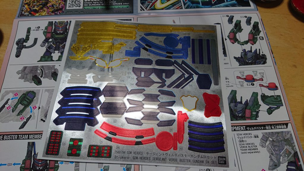 額のエンブレムと肩の内部はシールに頼りました。