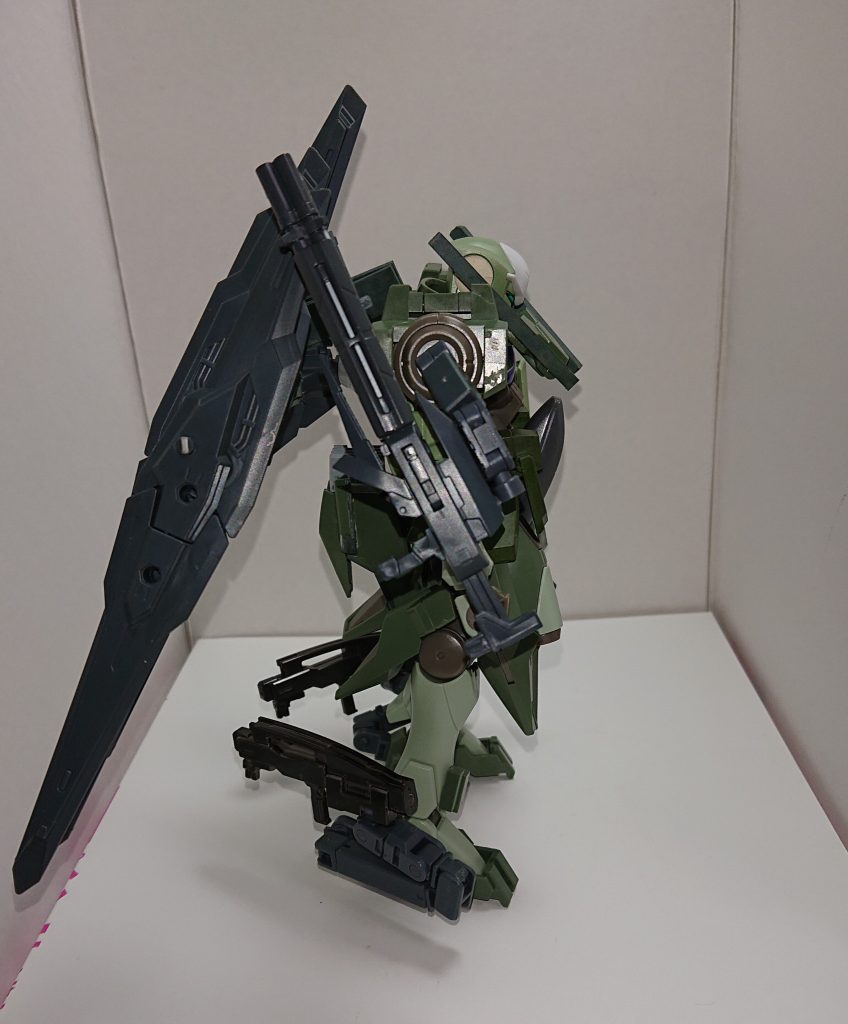 操作系統は複雑化しており複数のサブアームが各所に取り付けてある。頭部センサーと胸部GNコンデンサーにはガンダムサバーニャの廃GNビームピストル由来の技術が試験的に採用されている。機体推力はアドバンスドジンクス脚部採用により向上している。