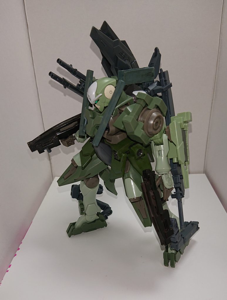 GNビームサブマシンガン両足踵のサブアームから接続されている。初代ジンクスのライフルをベースに砲身の短縮、ライフル表面に放熱処理が施されている。連射性能が高く、取り回しがしやすい。