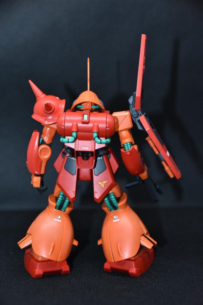 モノアイとライフルセンサーを公式のモノアイパーツに。足の○部分はどこ社のかわからないですがディテールアップパーツにおきかえています。