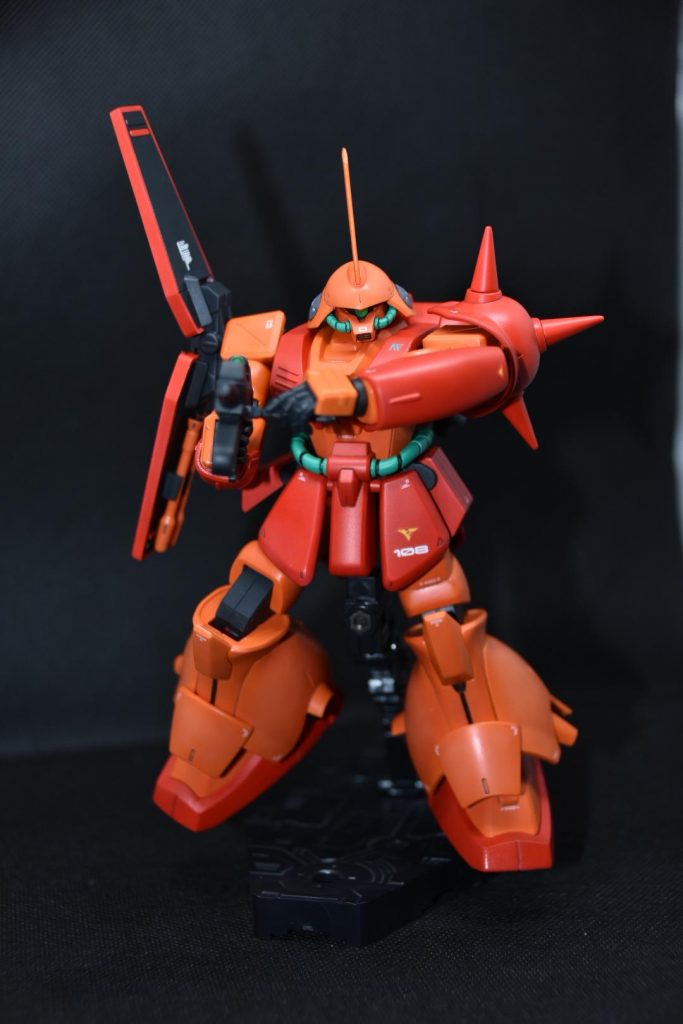 股間に穴あけてスタンド対応させています。