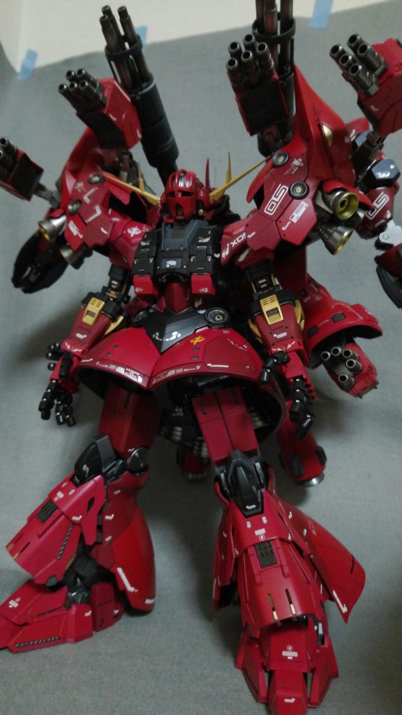 クリムゾンジオングの完成と相成りました。🙌プラモとは思えない重量です。実際に重いですよ💦デカールはサザビーに付属するデカールにハイキューパーツ、RBデカール、アシタのデカールを各所に貼り付けてデコレート、ver･Kaをイメージしています