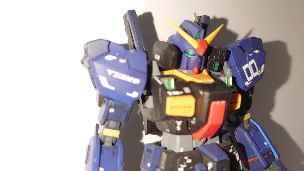 フラッシュ強すぎましたが😅下地で塗料の明暗差？と言って良いのでしょうか😅？良い感じに塗れたと思います😆水転写デカールのナンバリングを切って「00」と独自要素入れてみました😂