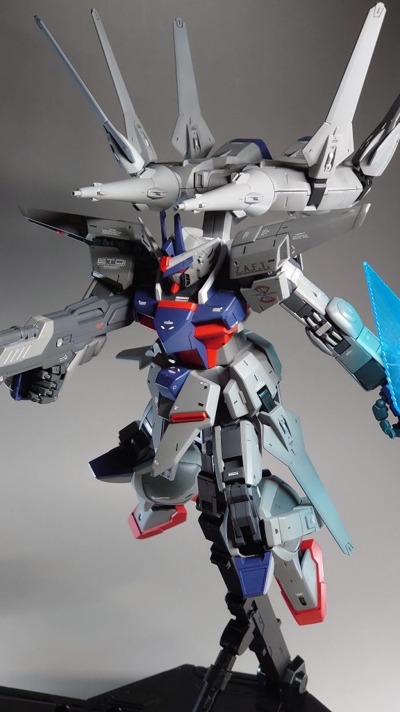 ストーリー上の立ち位置や搭乗者であるレイ·ザ·バレルの生い立ちを考慮して少し陰のある印象になるように塗装を行い。あまり暗い印象にならないように調色してダークヒーローぽい印象に仕上げました。