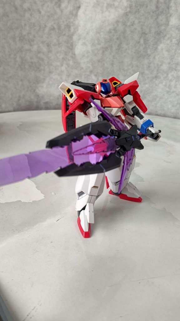 きっと一般兵は「こんなの使いこなせるかッ!?」と振り回され、ごく一握りが「……悪くない」て類いの欠陥品(苦笑)