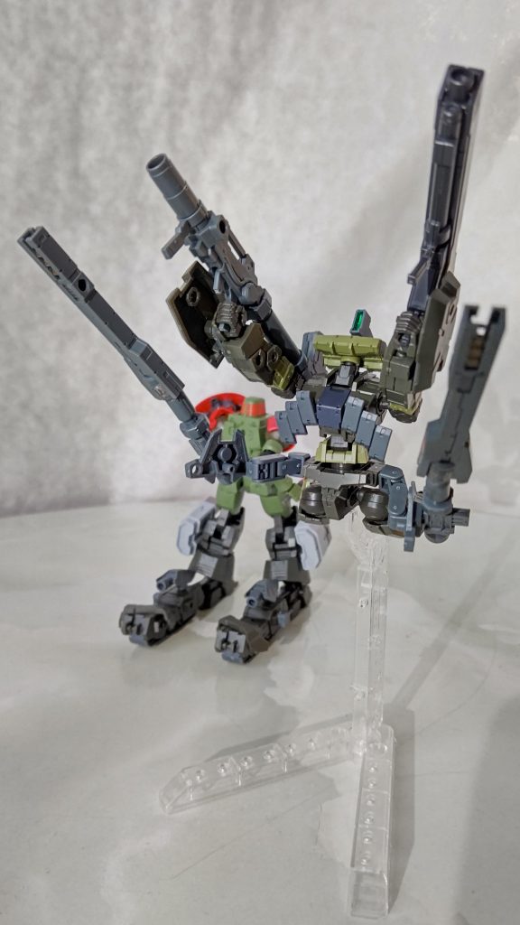 バックパックは独立したドローンなるぞ、という二番煎じ。もっと盛ってみたかったけどリーオーの関節がヘタれてしまったのでこれ以上は無理でした。