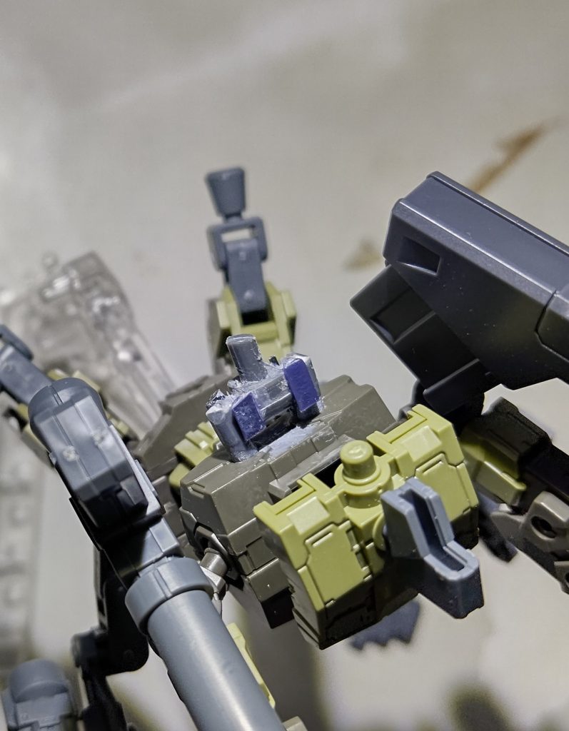 余ってたポリキャップとランナーで雑にでっち上げたジョイント。この後簡単に壊れてしまった(汗) しっかりした厚目のプラ板使わないとダメですね。今より工具や消耗品揃えたいけど、まだまだ確保したいキットも多いジレンマ。次回はオリジナルガンプラへの登竜門【塗装】も視野に入れてもっと企画練って出直します。以上、お目汚しでしたm(_ _)m