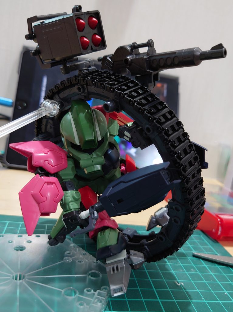 当初はMSももう少しゴテゴテしてましたがコンセプトがブレちゃうので(笑)なるべくシンプルにしました。ガンダムのトサカ付けるためにパテ頑張った後が見えます(´TωT`)タイヘンダッタ良ければタイヤの方も見ていただけると幸いです♪