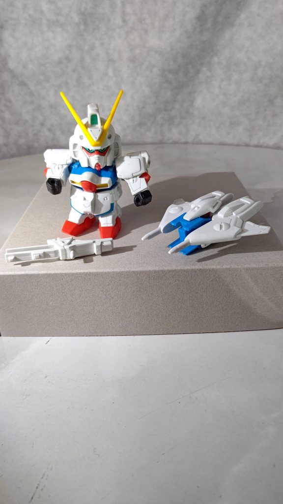 まずはスパロボ30で大活躍中のVダッシュガンダム。オーバーハングキャノンのギミック的にコアファイターも同封だったと思われる。