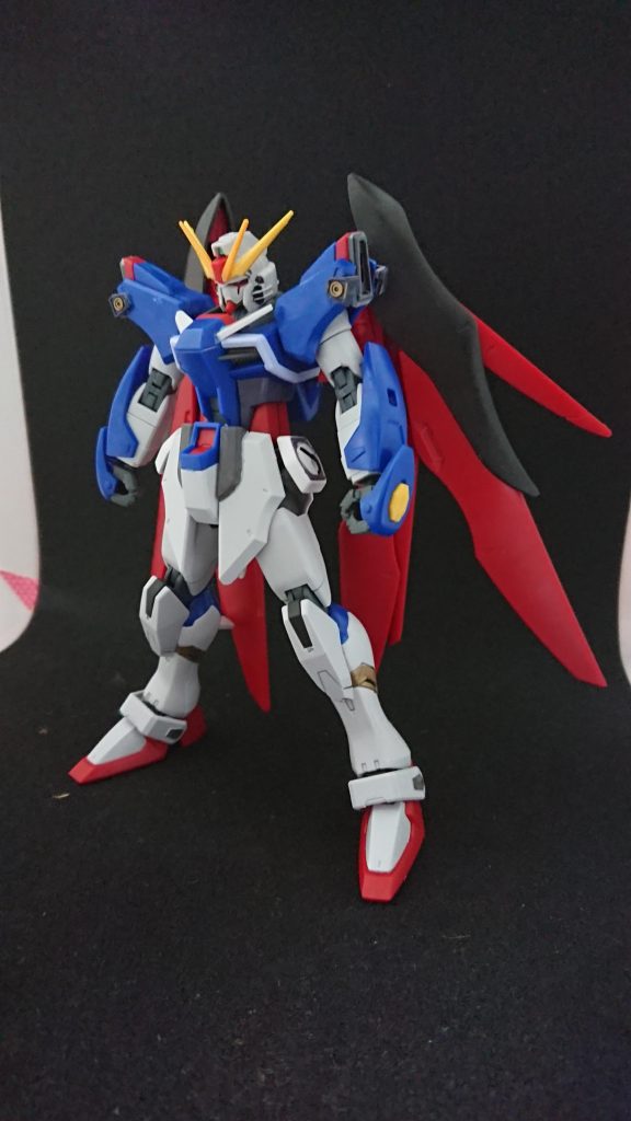 デスティニーガンダムは、インパルスの総合性能と武装を取り入れている事で、単機での制圧力は高いものとなっていた。しかし、扱えるパイロット自体が少ない上に、専用機でありながらピーキーな機体でもある。そのため、エネルギー伝達経路と武装を見直し、再設計したのがこのイクシードガンダムである。ウイングユニットの出力はデスティニーの72%程度まで抑えつつ、長時間の安定稼働を目的として大型化。胴体と腰部から離れた位置の武装も抑えつつ、通常での運動性能を高めるためにビームブーメランを廃止し、スラスターを増設。火力は同様の武装でまとめつつ運用時の機体バランスを考慮している。