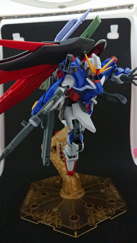 「デスティニーの翼を左右対称にするとX字に見えるだろうか」という疑問にぶつかったので作ってみました。サイズの違うクロスボーンを組み込もうかと考えましたが、細部のパーツ切り出しのみに留め、可動を活かして改造してます。アンテナ増設、肩のアポジモーター、胸部の襟部分、サイドスカートをハードポイントに置換。これぐらいですが、武装の安定化を含めてダブルオースカイから拝借してます。ついでに言うと、サイドスカートに接続した武装を横から見るとX字に見えるように配置してあるちょっとした面白さも入れてます。