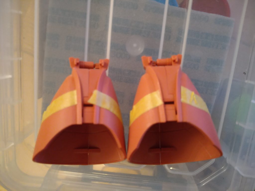 筋彫りはマスキングテープを２枚重ねてガイドにしました。今回製作工程はこちらの写真しかなく…