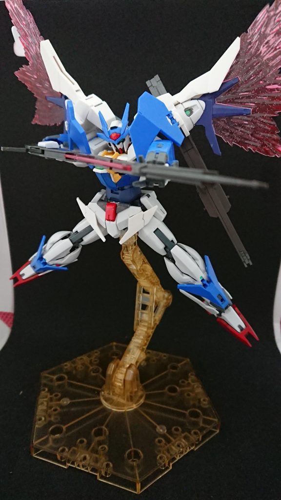 バリエーションキットが出てた中、新規パーツを加えたダブルオースカイメビウスが発売。これを………待っていた!!!!しかし、新規パーツが少なかった上に翼のエフェクトパーツが色違い。頭部アンテナを以前のモノにすると、まっくろくろすけならぬ、まっしろしろすけ…………これはいかん。だったら、俺なりのトリコロールカラーで作るだけだ!!!