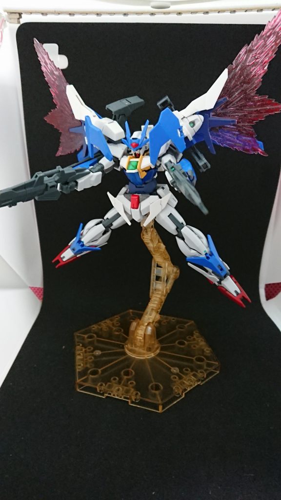 ・第一に:最初に発売されたダブルオースカイ。確かにカッコイイ。でも、個人的にはちょっと疑問がありました。それは①頭部アンテナが細すぎる。②カラーリングの偏りがありました。①はやはり、一番目を引く文字通りの「顔」となるパーツに近いため、存在感がある程度無いとアンバランス。加えてベースとなったダブルオーガンダムやデスティニーガンダムはシャープさやエッジのある頭部に対してアンテナが太めでした。②はベース機体のカラーバランスから見ても、逆転現象が起きているためにどことなく違和感がありました。キャラクターブルーが多くホワイトが少な目。なんだか反転画像を見ているようでした。