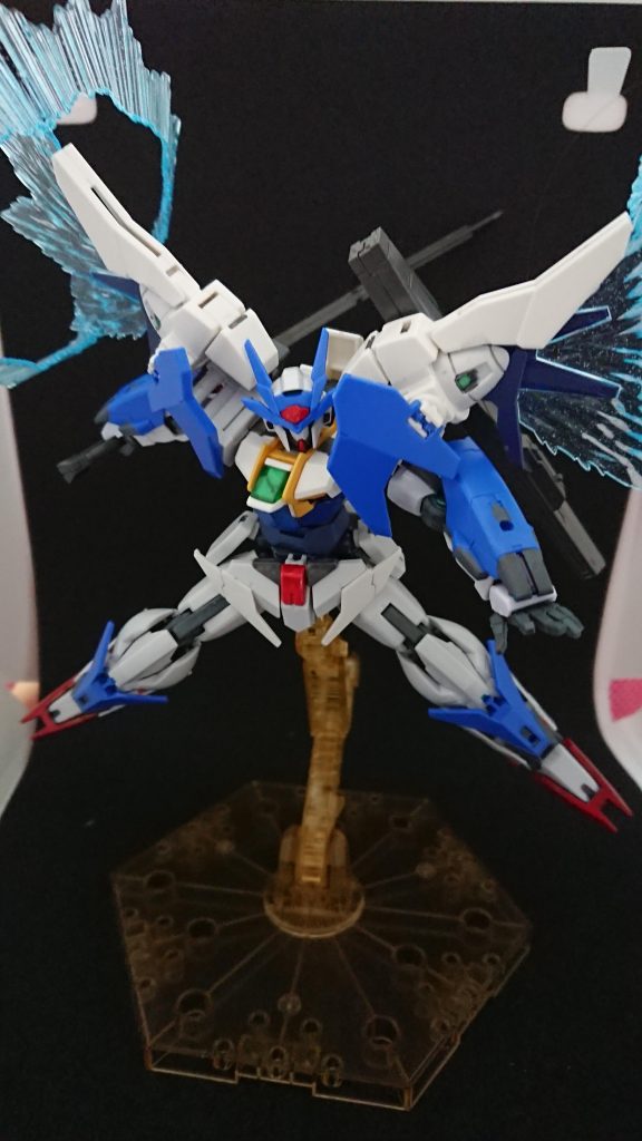 まず取り組んだのは、パーツの置換。素体兼本体は、両肩が少しいびつな感じでした。ラッシュポジション時、すっきりし過ぎている肩をダブルオーダイバーから拝借。全体の自重バランスはともかく、全体的な脆弱感を解消。上腕も置換しているため、デザインのシンプルさも消えました。次に頭部アンテナは、ダブルオースカイメビウスそのまま。が、アンテナ中央部はダークブルーだったため、その部分はガンダムマーカーSEEDのレッドで塗装。ついでにオプチカルシーカーもレッドに。股間部、つま先、かかとも同色で塗装。ドライブユニットの前面カバーはダブルオースカイから出張。ドライブ本体は、MG00ガンダムに近付けるためグレーの上からライトグリーンで塗装してあります。