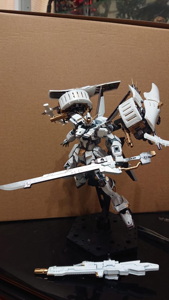 対艦刀は切っ先の方はヘビーガンメタリックで塗装し持ち手の方はアグニ同様ニューホワイトで塗装してます。
